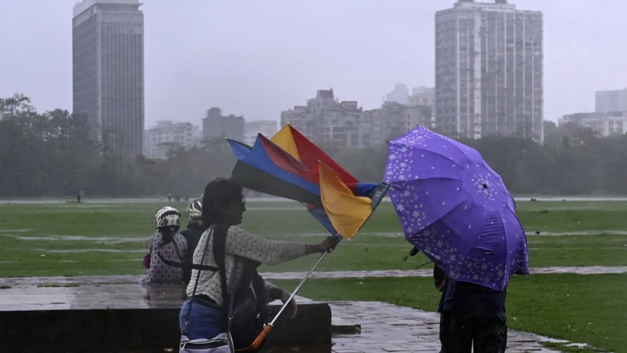 Kolkata Cyclone Update: প্রভাব শুরু দানার! আর কিছুক্ষণের মধ্যে কলকাতায় বইবে ঝড়