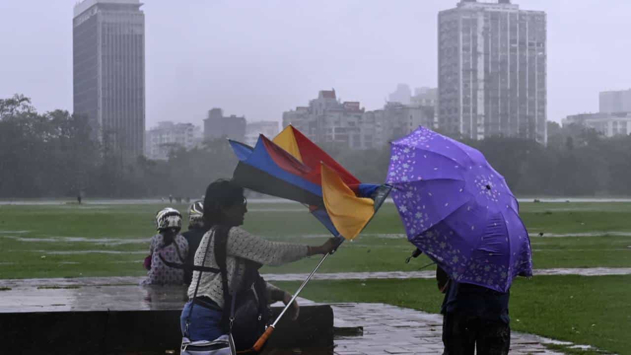 Kolkata Cyclone Update: প্রভাব শুরু দানার! আর কিছুক্ষণের মধ্যে কলকাতায় বইবে ঝড় Kolkata Cyclone Update: প্রভাব শুরু দানার! আর কিছুক্ষণের মধ্যে কলকাতায় বইবে ঝড়