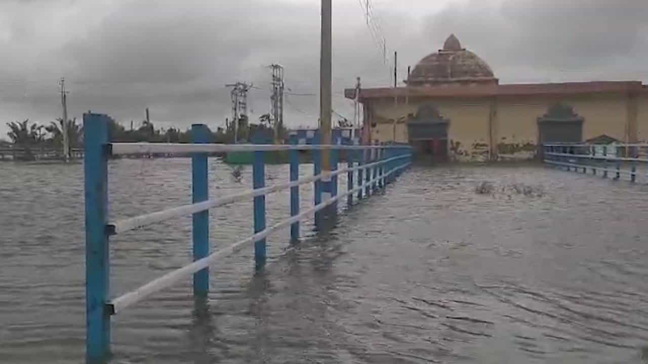Cyclone Dana Live: ঘূর্ণিঝড়ের তকমা হারিয়ে গুটি গুটি পায়ে বিদায়ের পথে দানা, বৃষ্টির হাত থেকে রেহাই নেই এখনই Cyclone Dana Live: ঘূর্ণিঝড়ের তকমা হারিয়ে গুটি গুটি পায়ে বিদায়ের পথে দানা, বৃষ্টির হাত থেকে রেহাই নেই এখনই