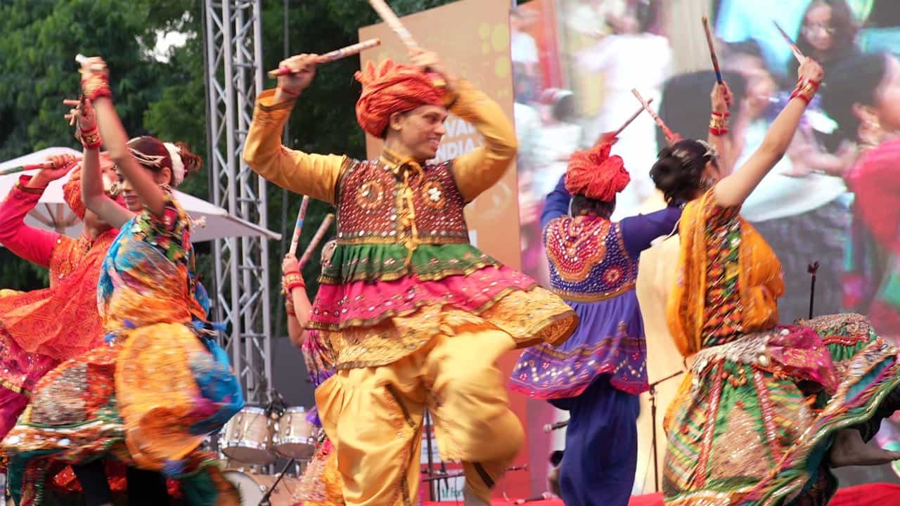 ডান্ডিয়া নাচে ফেস্টিভাল অব ইন্ডিয়াকে মাতিয়ে তুললেন নৃত্যশিল্পীরা। তাঁদের নাচে মজলেন দর্শনার্থীরা।