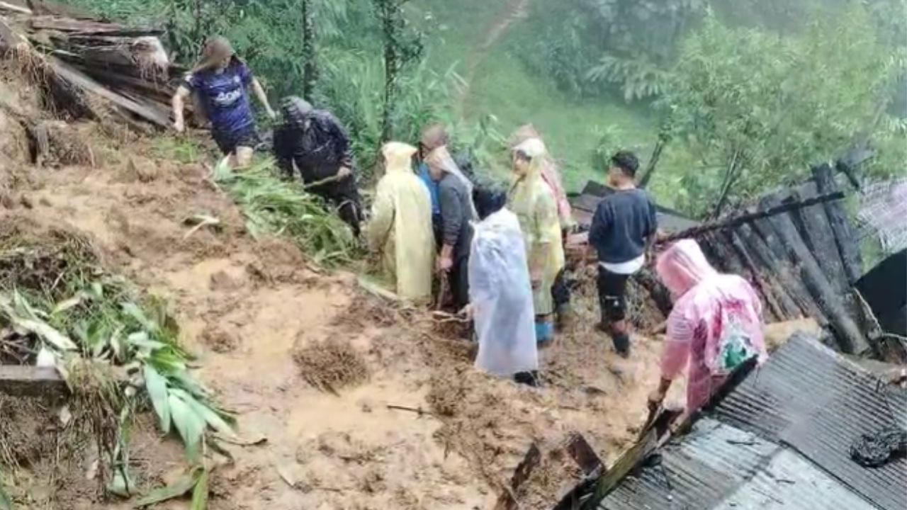 Darjeeling: প্রবল বৃষ্টিতে বিপর্যস্ত দার্জিলিং, বন্ধ রাস্তা, ধসে মৃত্যু ১ বৃদ্ধের