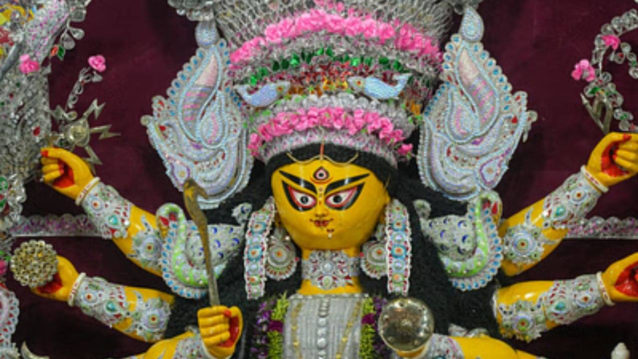 Durga Puja Rituals: পুজোর চারদিন কোন রঙের পোশাক পরলে সন্তুষ্ট হন দেবী?