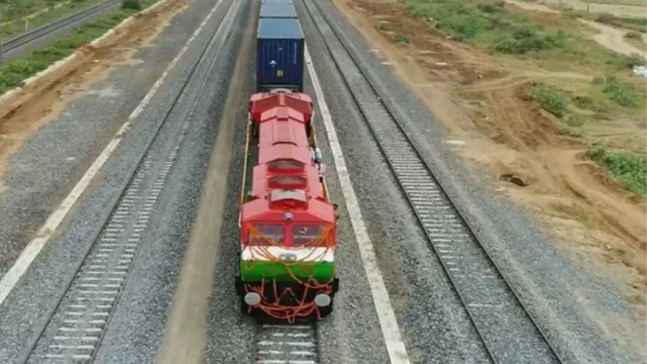 Dedicated freight corridors: ভারতের জিডিপিতে ১৬ হাজার কোটি টাকা জুড়তে পারে পণ্য করিডর Dedicated freight corridors: ভারতের জিডিপিতে ১৬ হাজার কোটি টাকা জুড়তে পারে পণ্য করিডর