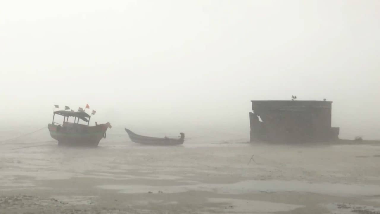 Cyclone Dana: ফুঁসছে সমুদ্র, দমকা হাওয়ায় সোজাভাবে দাঁড়ানোও দায়! দানা আছড়ে পড়ার আগেই ধামরায় ভয় ধরানো পরিস্থিতি