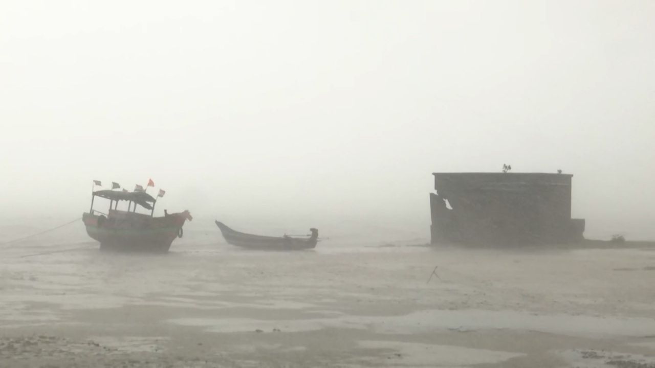 Cyclone Dana: ফুঁসছে সমুদ্র, দমকা হাওয়ায় সোজাভাবে দাঁড়ানোও দায়! দানা আছড়ে পড়ার আগেই ধামরায় ভয় ধরানো পরিস্থিতি