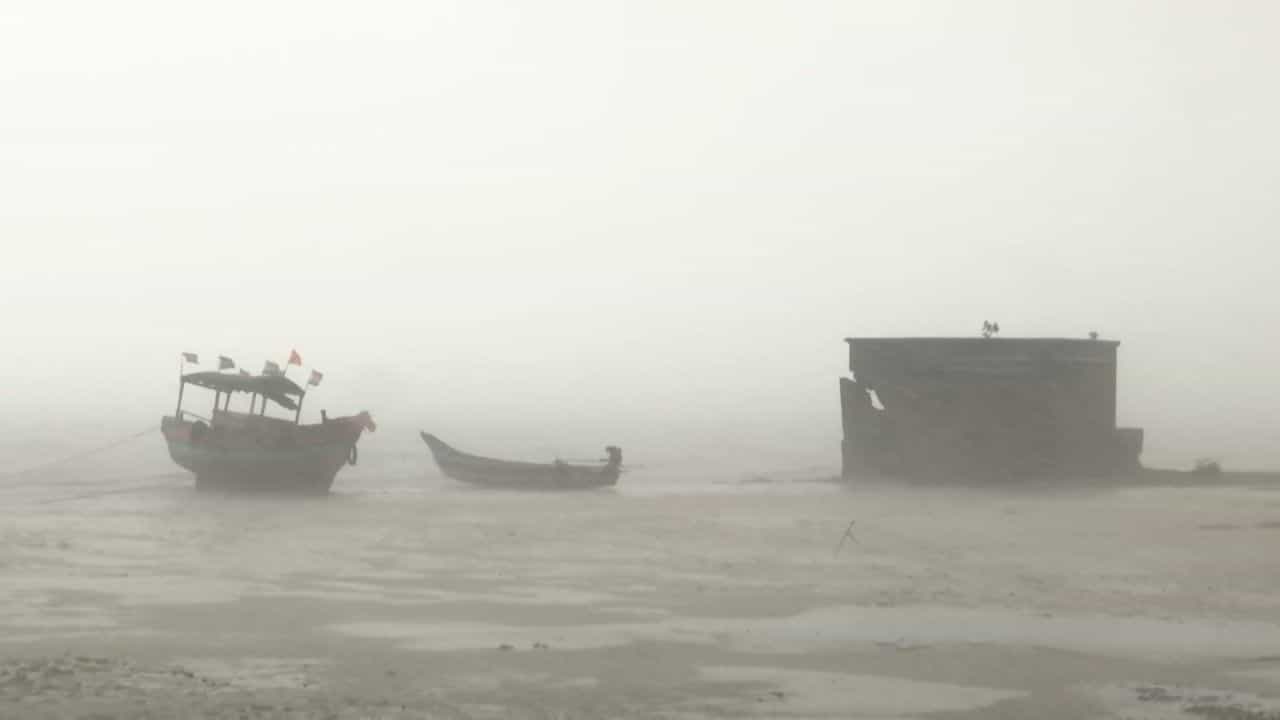 Cyclone Dana: ফুঁসছে সমুদ্র, দমকা হাওয়ায় সোজাভাবে দাঁড়ানোও দায়! দানা আছড়ে পড়ার আগেই ধামরায় ভয় ধরানো পরিস্থিতি Cyclone Dana: ফুঁসছে সমুদ্র, দমকা হাওয়ায় সোজাভাবে দাঁড়ানোও দায়! দানা আছড়ে পড়ার আগেই ধামরায় ভয় ধরানো পরিস্থিতি