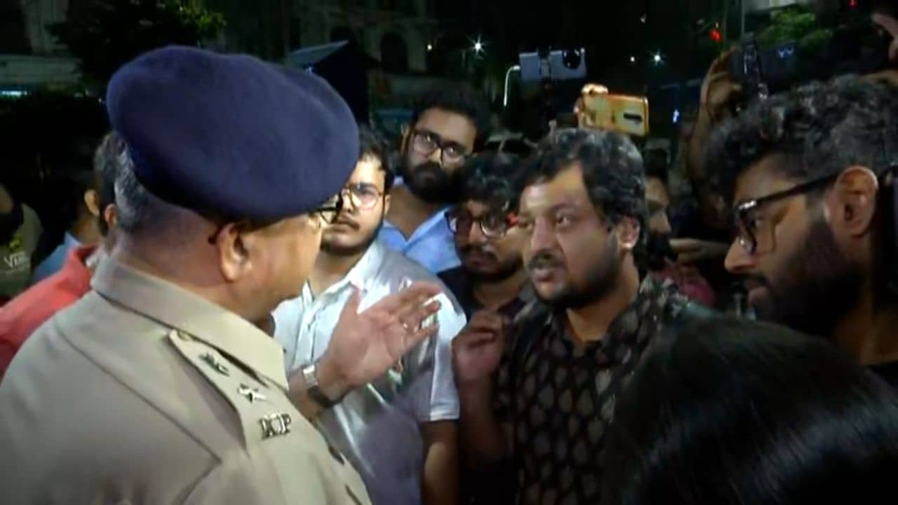 Doctors Protest: টেনে হিঁচড়ে হেনস্থার অভিযোগ, পুলিশ-জুনিয়র ডাক্তার বচসায় ধর্মতলায় চরম উত্তেজনা