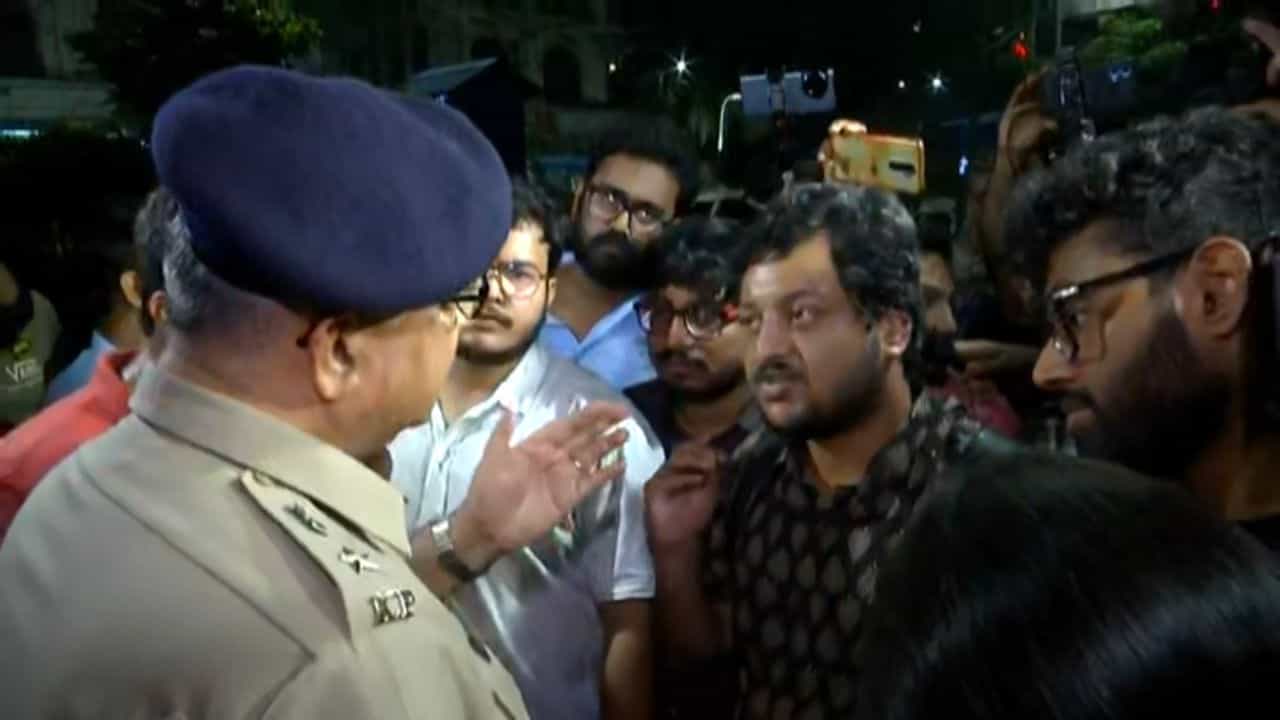 Doctor's Protest: টেনে হিঁচড়ে হেনস্থার অভিযোগ, পুলিশ-জুনিয়র ডাক্তার বচসায় ধর্মতলায় চরম উত্তেজনা Doctor's Protest: টেনে হিঁচড়ে হেনস্থার অভিযোগ, পুলিশ-জুনিয়র ডাক্তার বচসায় ধর্মতলায় চরম উত্তেজনা