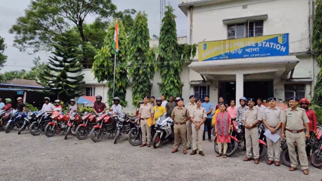 Jalpaiguri: চুরি যাওয়া মোবাইল-গয়না মালিকের হাতে তুলে দিল পুলিশ