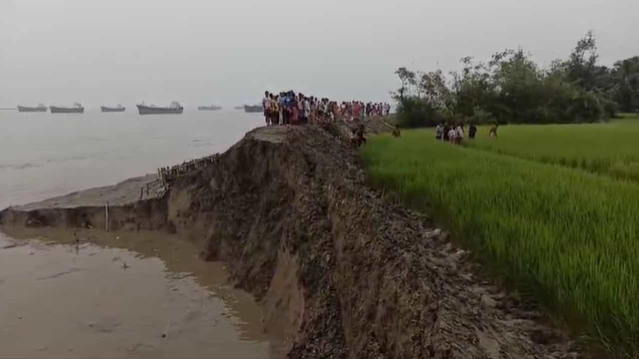 Diamond Harbour: বাঁধ মেরামতি চলছিল, নদীতে তলিয়ে জেসিবি নিয়েই তলিয়ে গেলেন চালক Diamond Harbour: বাঁধ মেরামতি চলছিল, নদীতে তলিয়ে জেসিবি নিয়েই তলিয়ে গেলেন চালক