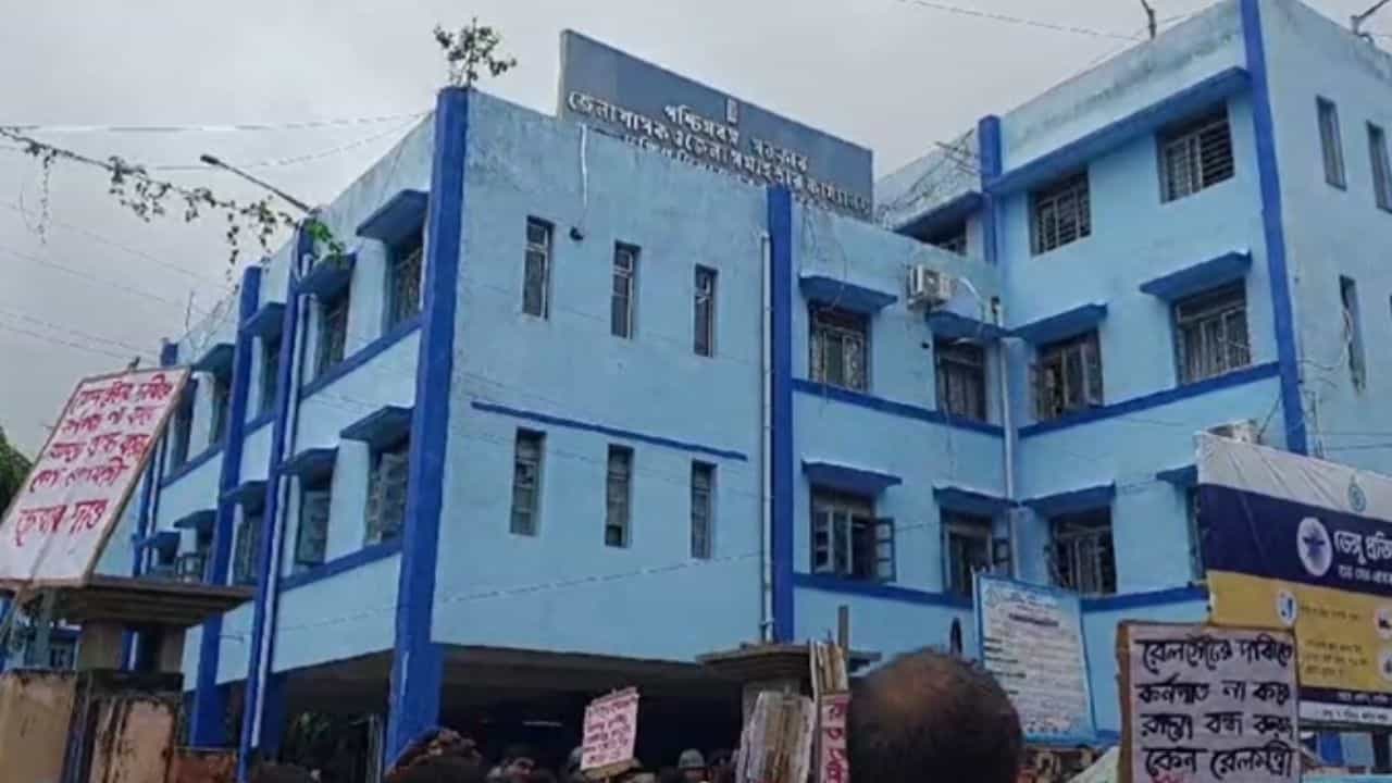 Balurghat: রেল গেটের দাবিতে বিক্ষোভ, কেন্দ্রীয় মন্ত্রীর দ্বারস্থ গ্রামবাসীরা Balurghat: রেল গেটের দাবিতে বিক্ষোভ, কেন্দ্রীয় মন্ত্রীর দ্বারস্থ গ্রামবাসীরা