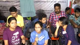 RG Kar:‘মাঝে মাঝে আমিও লজ্জা পেয়ে যাই’, এবার পুলিশের গার্ডরেলের গায়ে প্রতিবাদী পোস্টার আন্দোলনকারীদের