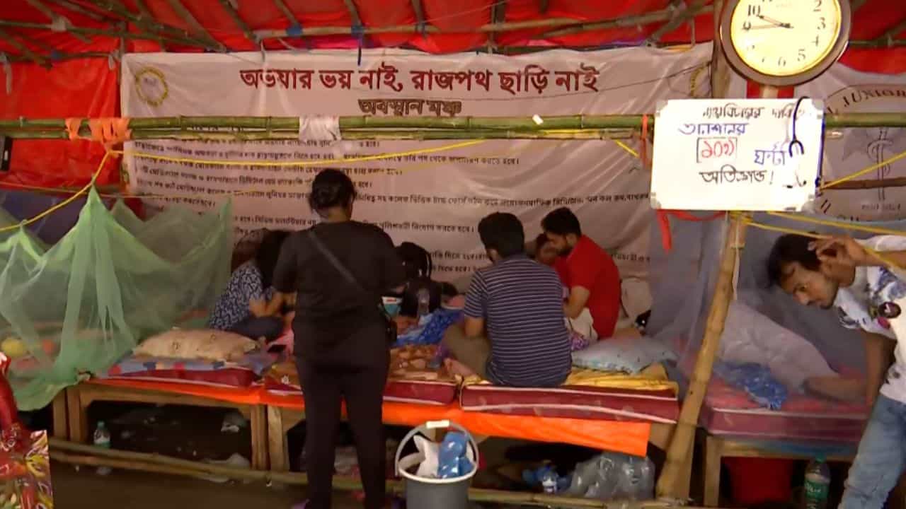 Doctor's Protest: সরকারের সঙ্গে বৈঠক হল না ফলপ্রসূ, অনশন চলবে সাফ জানাল ডাক্তাররা Doctor's Protest: সরকারের সঙ্গে বৈঠক হল না ফলপ্রসূ, অনশন চলবে সাফ জানাল ডাক্তাররা