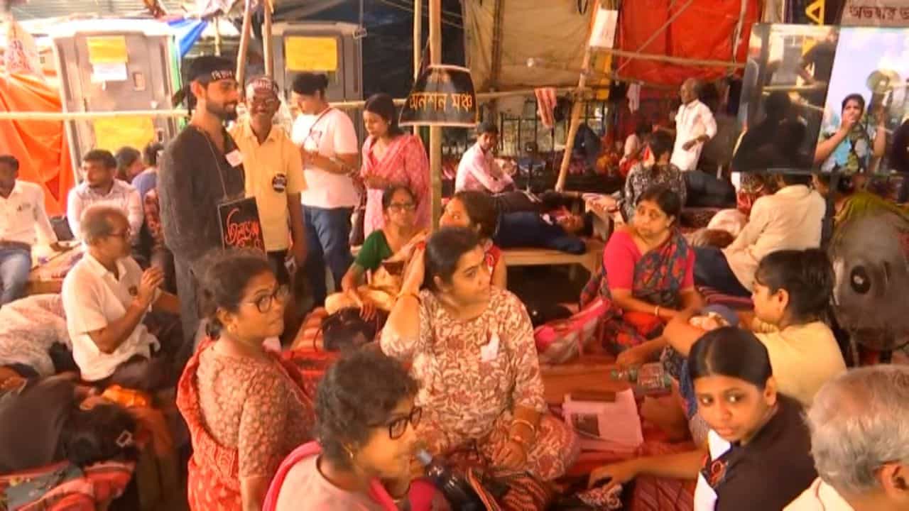 Doctors' protest: দ্রোহ কার্নিভালে পুলিশের নির্দেশিকাকে চ্যালেঞ্জ চিকিৎসকদের, জল গড়াল আদালতে Doctors' protest: দ্রোহ কার্নিভালে পুলিশের নির্দেশিকাকে চ্যালেঞ্জ চিকিৎসকদের, জল গড়াল আদালতে