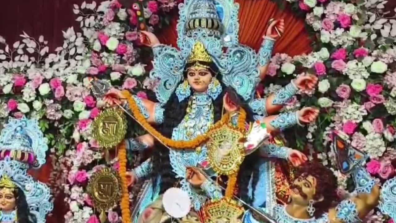 Durga Puja: মুসলমান ভাইয়ের গাড়িতে চড়ে মা আসেন এখানে, ইমামবাড়ার পাশের এই দুর্গাপুজো দেখছেন? Durga Puja: মুসলমান ভাইয়ের গাড়িতে চড়ে মা আসেন এখানে, ইমামবাড়ার পাশের এই দুর্গাপুজো দেখছেন?