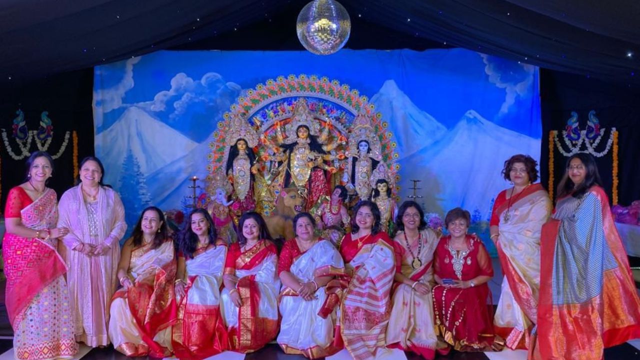 Durga Puja 2024: সুদূর ব্রিটেনে প্রবাসীদের পুজোতেও এবার প্রতিবাদের আঁচ Durga Puja 2024: সুদূর ব্রিটেনে প্রবাসীদের পুজোতেও এবার প্রতিবাদের আঁচ