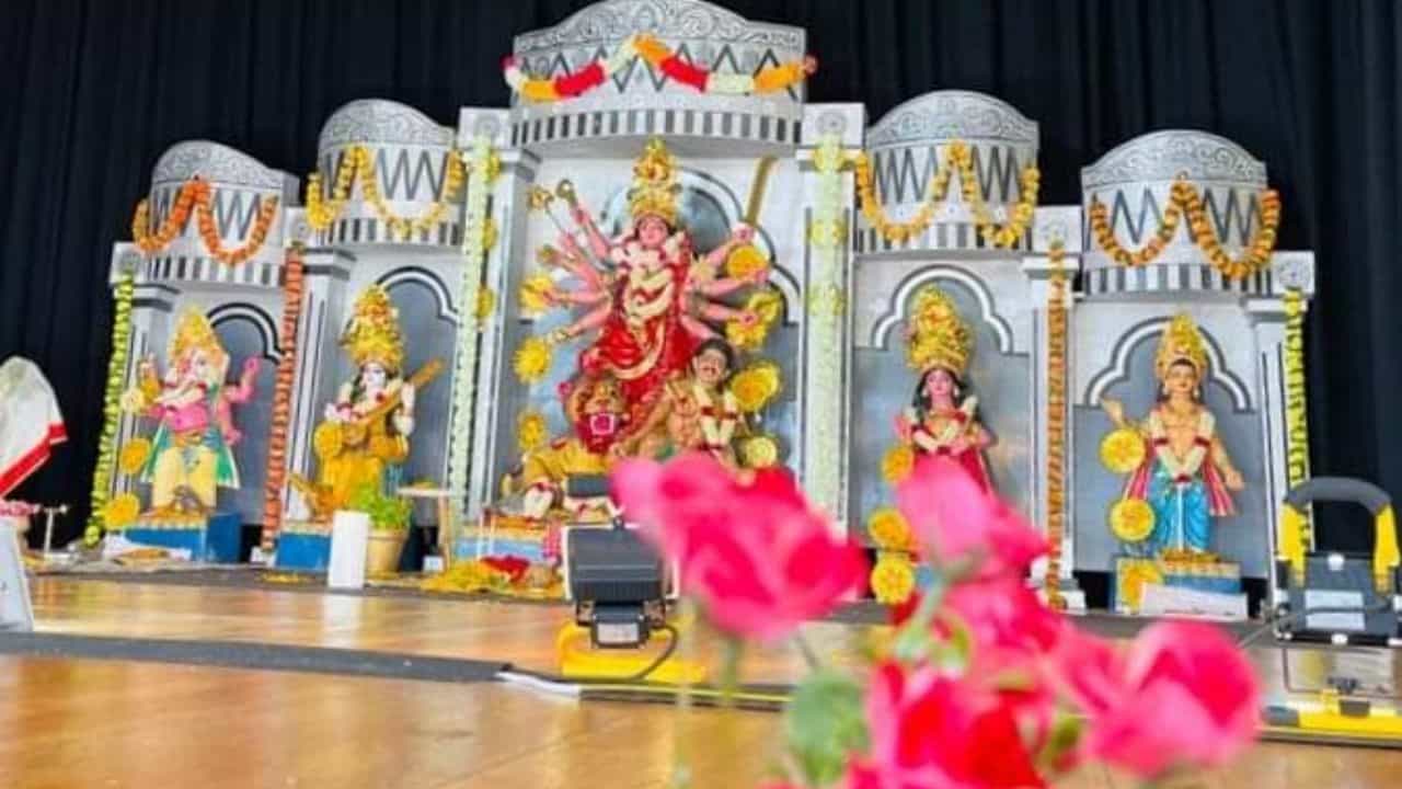 Durga Puja 2024: তিলোত্তমাকে হারিয়ে মন খারাপ প্রবাসীদের, লন্ডনের আদিশক্তির পুজোয় বিষাদের ছায়া Durga Puja 2024: তিলোত্তমাকে হারিয়ে মন খারাপ প্রবাসীদের, লন্ডনের আদিশক্তির পুজোয় বিষাদের ছায়া