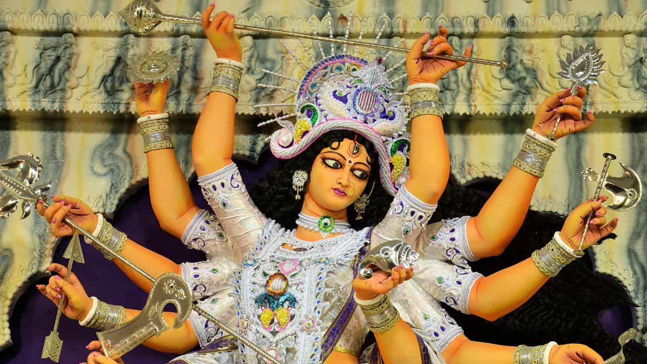 Durga Puja 2024: দেবীর দশ হাতে দশ অস্ত্র কেন থাকে জানেন? Durga Puja 2024: দেবীর দশ হাতে দশ অস্ত্র কেন থাকে জানেন?