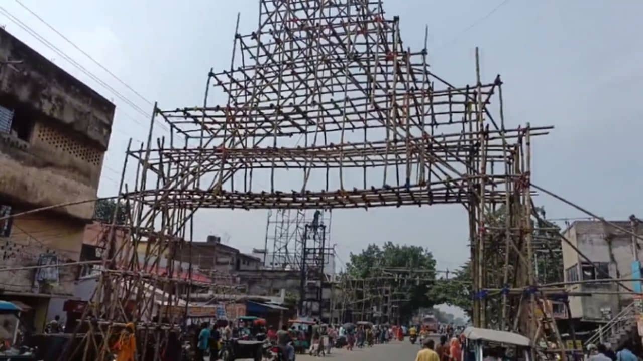 Durgapur: ভেঙে পড়ল পুজোর লাইট লাগানোর গেট, আহত বেশ কয়েকজন