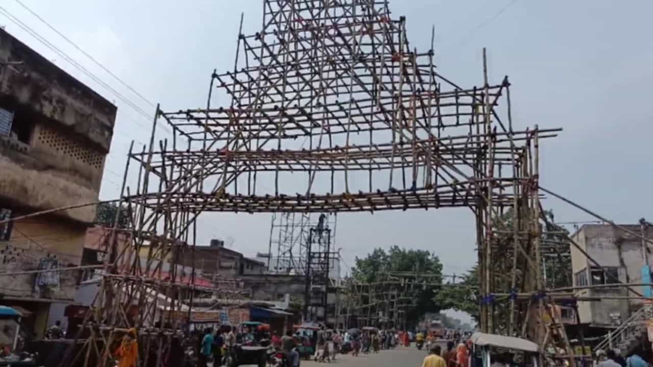 Durgapur: ভেঙে পড়ল পুজোর লাইট লাগানোর গেট, আহত বেশ কয়েকজন Durgapur: ভেঙে পড়ল পুজোর লাইট লাগানোর গেট, আহত বেশ কয়েকজন