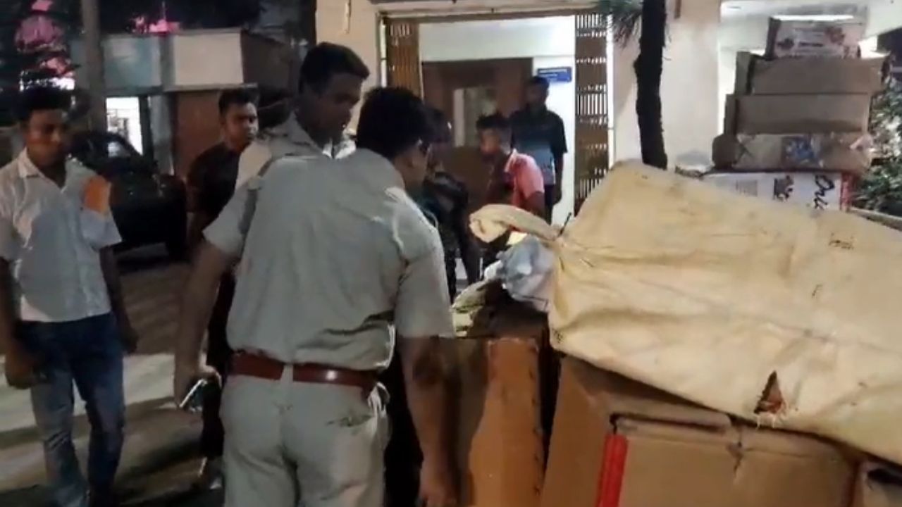 Purbo Medinipur: খাদিকুলের পরও শিক্ষা নেয়নি, ৩ লক্ষ টাকার শব্দবাজি উদ্ধার এগরায় Purbo Medinipur: খাদিকুলের পরও শিক্ষা নেয়নি, ৩ লক্ষ টাকার শব্দবাজি উদ্ধার এগরায়