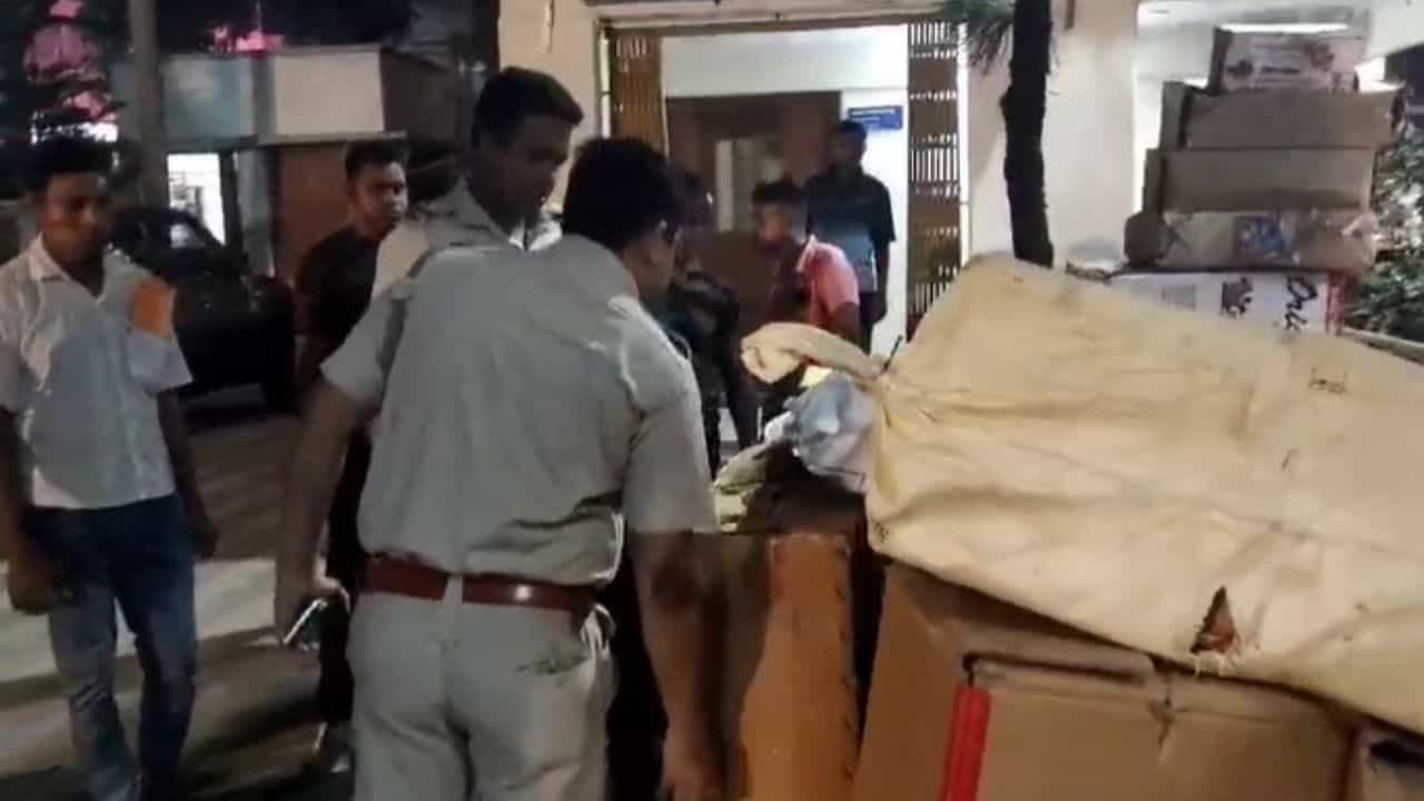 Purbo Medinipur: খাদিকুলের পরও শিক্ষা নেয়নি, ৩ লক্ষ টাকার শব্দবাজি উদ্ধার এগরায় Purbo Medinipur: খাদিকুলের পরও শিক্ষা নেয়নি, ৩ লক্ষ টাকার শব্দবাজি উদ্ধার এগরায়