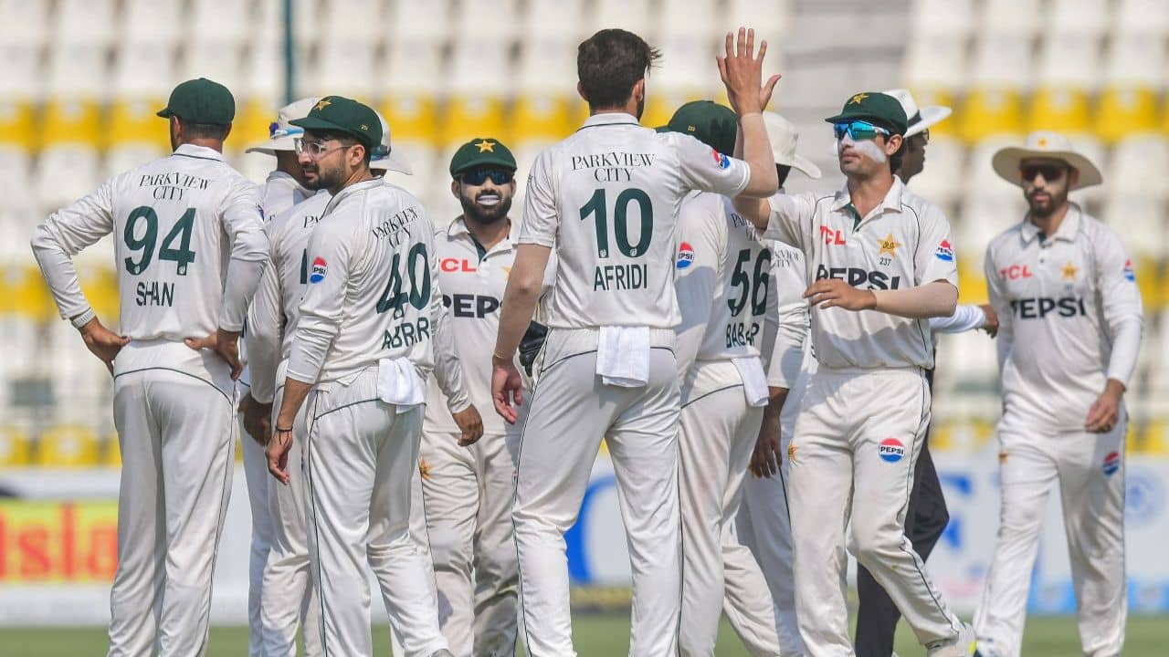 PAK vs ENG: কাকতালীয় নাকি অপয়া! ৫৫৬ করলেই টেস্ট হার? রইল চমকে দেওয়া পরিসংখ্যান