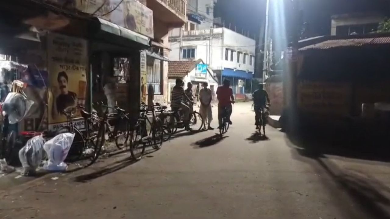 Hooghly: পুজোর কেনাকাটার পর দোকানদারের হাতে নোট ধরাতেই কেল্লাফতে! ধরা পড়ে গেল গলদ Hooghly: পুজোর কেনাকাটার পর দোকানদারের হাতে নোট ধরাতেই কেল্লাফতে! ধরা পড়ে গেল গলদ
