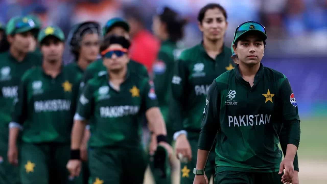 Women's T20 WC: বাবার মৃত্যু, বিশ্বকাপের মাঝেই দেশে ফিরছেন পাকিস্তান ক্যাপ্টেন Women's T20 WC: বাবার মৃত্যু, বিশ্বকাপের মাঝেই দেশে ফিরছেন পাকিস্তান ক্যাপ্টেন