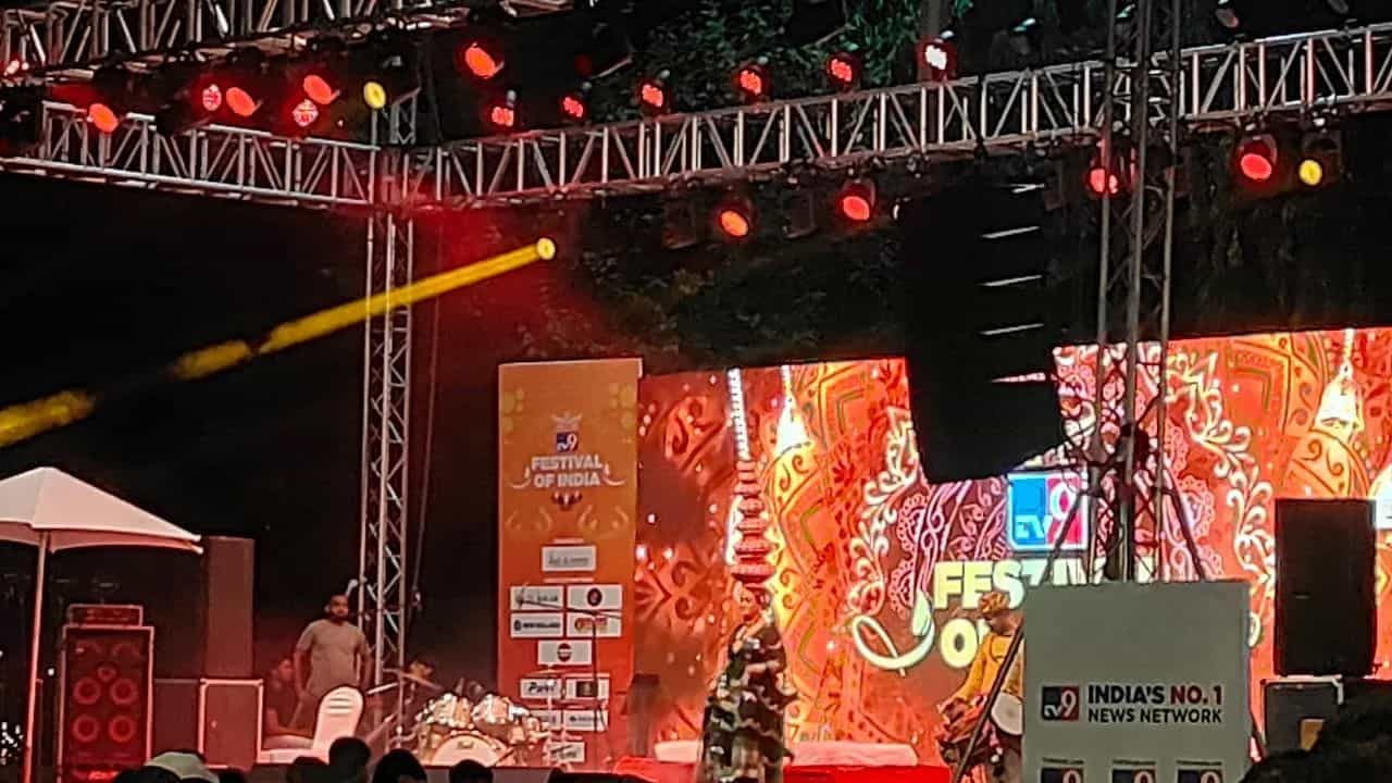 TV9 নেটওয়ার্ক সাড়ম্বরে দিল্লিতে উদযাপন করছে দুর্গা পূজা। মণ্ডপসজ্জা থেকে শুরু করে প্রতিমার সাজ, সবেতেই রয়েছে অভিনবত্বের ছোঁয়া। অনুষ্ঠান, শিল্পীদের উপস্থাপনা গোটা আবহকে আরও চিত্তাকর্ষক করে তুলেছে