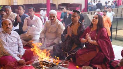 দুর্গা আরাধনায় টিভি৯ নেটওয়ার্কের এমডি ও সিইও বরুণ দাস