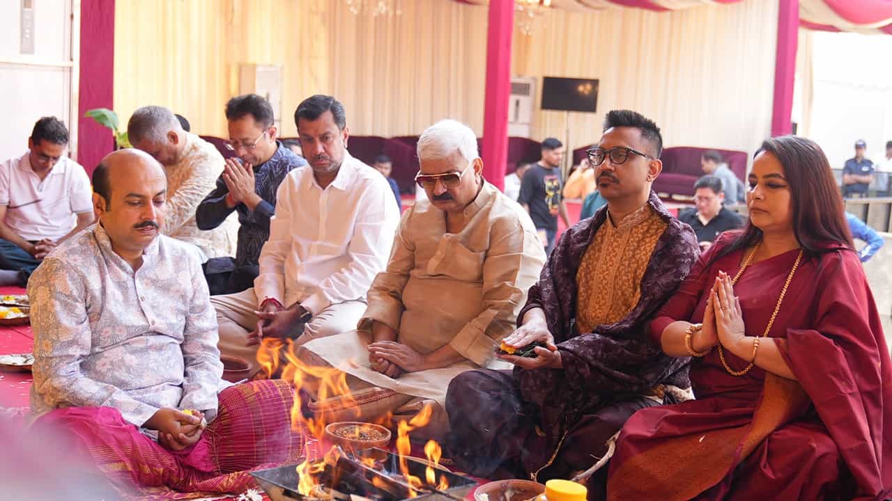 সস্ত্রীক দুর্গা আরাধনা করলেন টিভি৯ নেটওয়ার্কের এমডি ও সিইও বরুণ দাস।