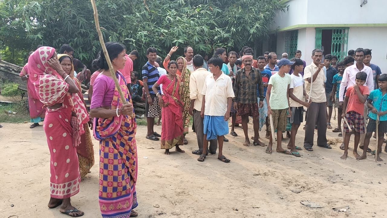 Arambagh: সারাদিন কানের কাছে ভনভন, ভেঙে যাচ্ছে একের পর এক বিয়ে! প্রতিবাদে পথ অবরোধ গ্রামের মহিলাদের