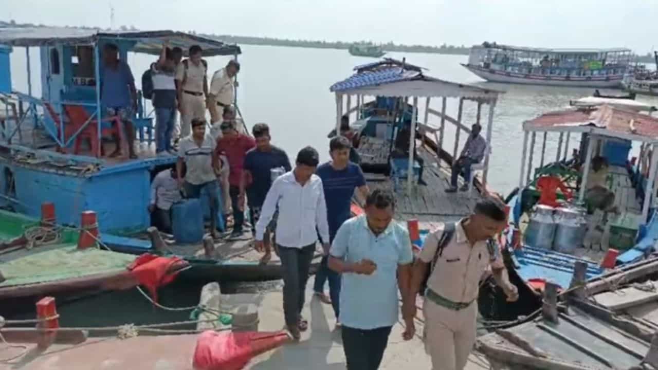 South 24 Parganas: তৃণমূলের গোষ্ঠীদ্বন্দ্বে তপ্ত গোসাবা, গ্রেফতার ১০ South 24 Parganas: তৃণমূলের গোষ্ঠীদ্বন্দ্বে তপ্ত গোসাবা, গ্রেফতার ১০