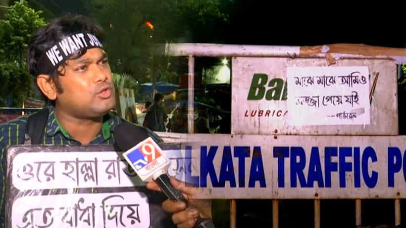 RG Kar:‘মাঝে মাঝে আমিও লজ্জা পেয়ে যাই’, এবার পুলিশের গার্ডরেলের গায়ে প্রতিবাদী পোস্টার আন্দোলনকারীদের
