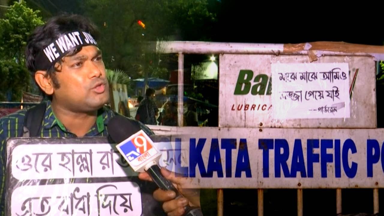 RG Kar:‘মাঝে মাঝে আমিও লজ্জা পেয়ে যাই’, এবার পুলিশের গার্ডরেলের গায়ে প্রতিবাদী পোস্টার আন্দোলনকারীদের