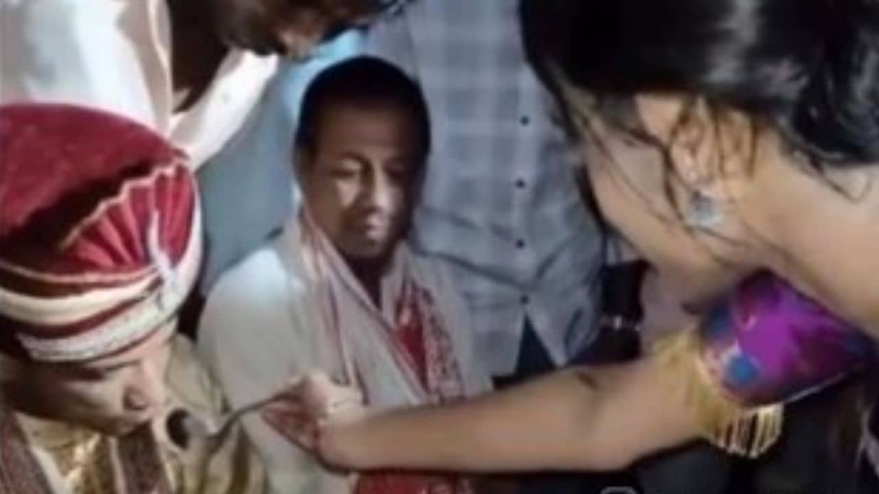 Uttar Pradesh: কনের বান্ধবী বরকে খাওয়াতে এলেন মিষ্টি, প্রথমে লজ্জা পেলেও, পরে সকলের সামনে যা করলেন তিনি...