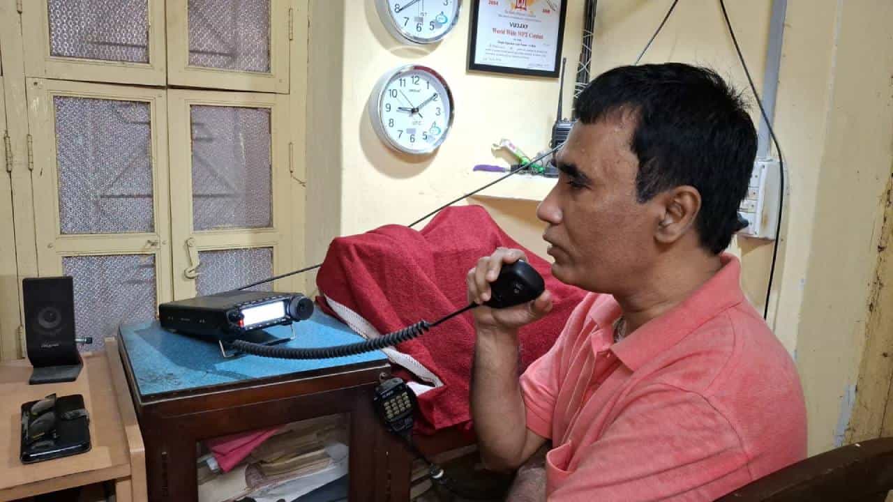 Cyclone Dana: ঝড়ের দাপটে মোবাইল বিকল হলেও নেই ভয়! মুশকিল আসানে নেমে পড়েছেন হুগলির সৌরভ Cyclone Dana: ঝড়ের দাপটে মোবাইল বিকল হলেও নেই ভয়! মুশকিল আসানে নেমে পড়েছেন হুগলির সৌরভ