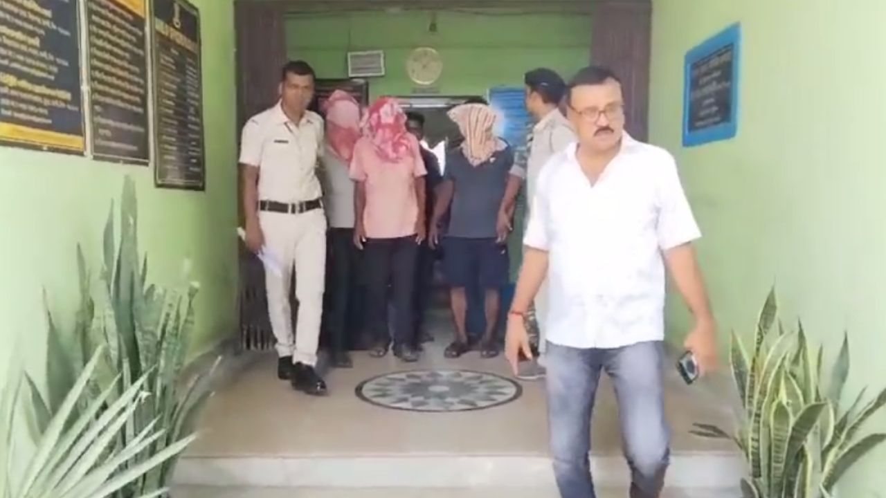 Hooghly: আচমকা এসে একের পর এক কুকুরকে গাড়িতে তুলছিল ওরা, সাধারণ নাগরিকই বাকিটা বুঝিয়ে দিলেন Hooghly: আচমকা এসে একের পর এক কুকুরকে গাড়িতে তুলছিল ওরা, সাধারণ নাগরিকই বাকিটা বুঝিয়ে দিলেন