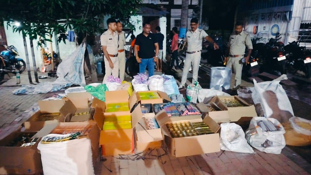 Hooghly: ৪ কুইন্টাল নিষিদ্ধ শব্দবাজি বাজেয়াপ্ত পুলিশের