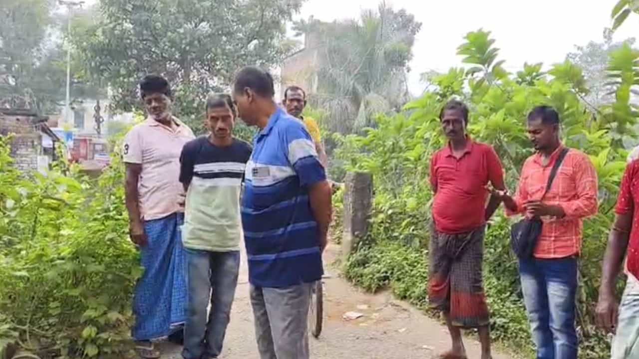 Howrah: জগৎবল্লভপুরে মাঝ রাস্তায় ঘটল অঘটন, এখন মাথা চাপড়াচ্ছেন দিলীপ Howrah: জগৎবল্লভপুরে মাঝ রাস্তায় ঘটল অঘটন, এখন মাথা চাপড়াচ্ছেন দিলীপ