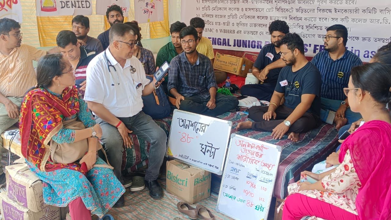 Doctor's Protest: 'ওঁরা তো নিজেদের বেতন বাড়ানোর দাবিতে লড়ছে না', ডাক্তারদের পাশে দাঁড়িয়ে অরন্ধনে সামিল তিলোত্তমার মা-বাবা