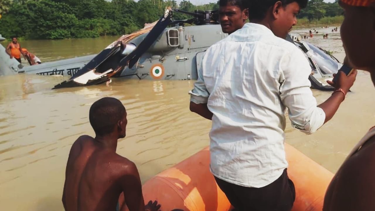 IAF chopper Bihar: ত্রাণ দিতে গিয়ে বন্যার জলে বায়ুসেনার কপ্টার