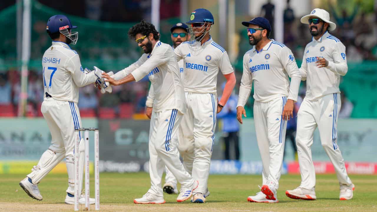 IND vs BAN: ৩-২-৩-৩! জাডেজার স্পেলে কাঁপল কানপুর IND vs BAN: ৩-২-৩-৩! জাডেজার স্পেলে কাঁপল কানপুর