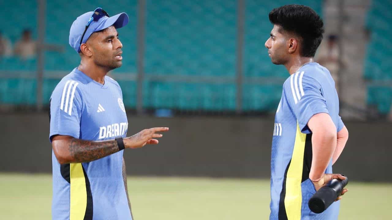 IND vs BAN: স্কাই-মায়াঙ্কের কী কথা হচ্ছে? ডিকোড করল... IND vs BAN: স্কাই-মায়াঙ্কের কী কথা হচ্ছে? ডিকোড করল...