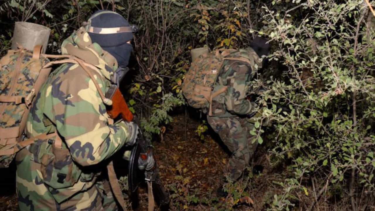 Gulmarg terrorists attack: ফের কাশ্মীরে সেনা কনভয়ে অতর্কিত জঙ্গি হামলা! নিয়ন্ত্রণরেখা থেকে ঢিল ছোড়া দূরত্বে Gulmarg terrorists attack: ফের কাশ্মীরে সেনা কনভয়ে অতর্কিত জঙ্গি হামলা! নিয়ন্ত্রণরেখা থেকে ঢিল ছোড়া দূরত্বে