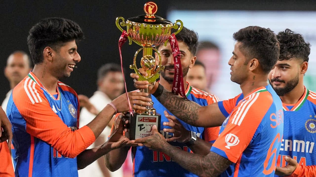 IND vs BAN: ভিডিয়ো: মায়াঙ্কের হাতে ট্রফি তুলে দিলেন ক্যাপ্টেন স্কাই, নজর কাড়ল গুরু গম্ভীরের রিঅ্যাকশন