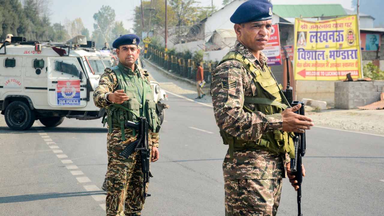 J&K Terrorist Attack: কাজে বেরতেই হাত ফুঁড়ে গেল গুলি! উপত্যকায় ফের জঙ্গিদের নিশানায় পরিযায়ী শ্রমিক