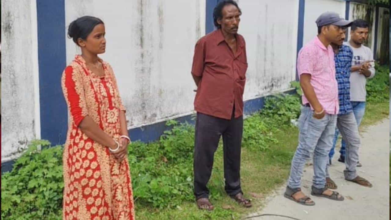 Jalpaiguri: সালিশি সভায় বেধড়ক মারের অভিযোগ, অপমান সইতে না পেরে ‘আত্মহত্যা’ যুবকের Jalpaiguri: সালিশি সভায় বেধড়ক মারের অভিযোগ, অপমান সইতে না পেরে ‘আত্মহত্যা’ যুবকের