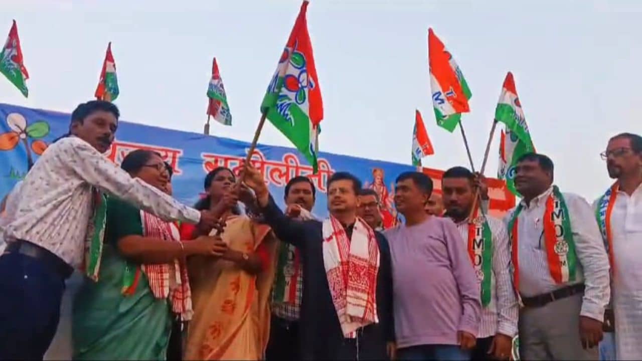 Jalpaiguri: প্রাক্তন কেন্দ্রীয় প্রতিমন্ত্রী জন বার্লার বোন মেরিনা কুজুর যোগ দিলেন তৃণমূলে